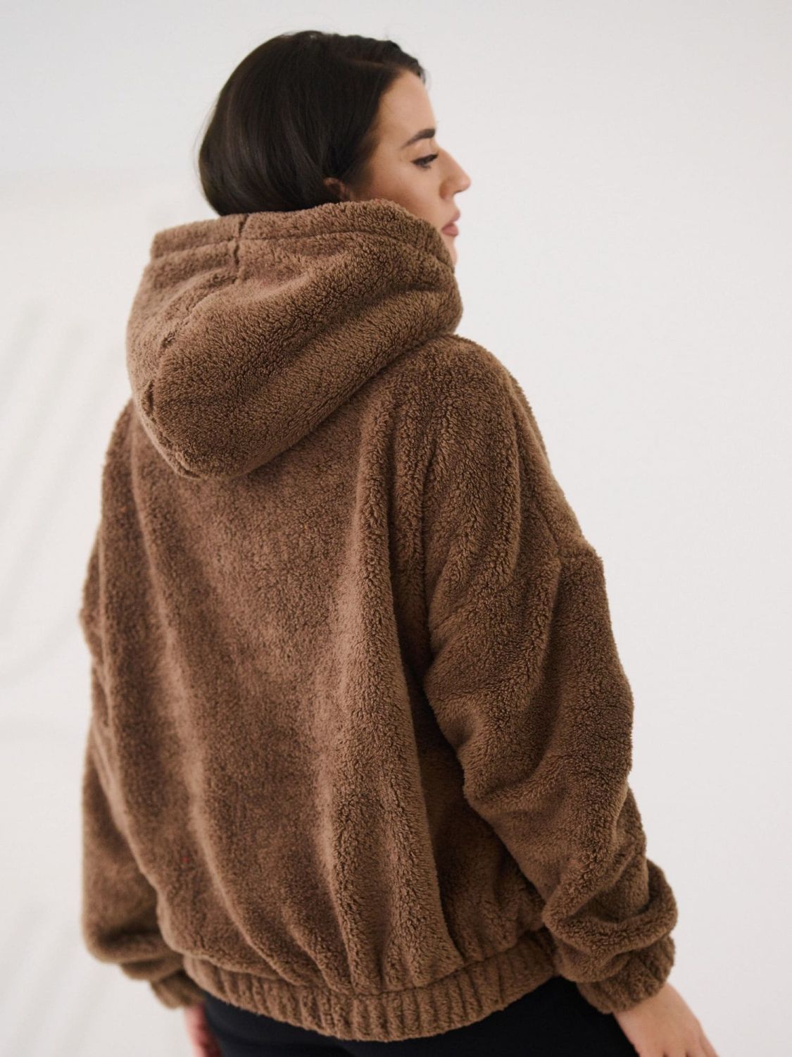 Bézs kapucnis pulóver zsebbel