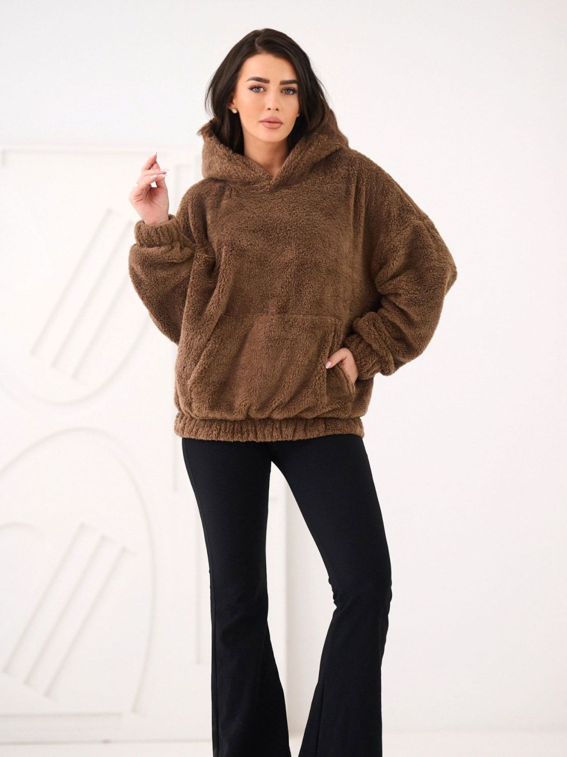 Bézs kapucnis pulóver zsebbel