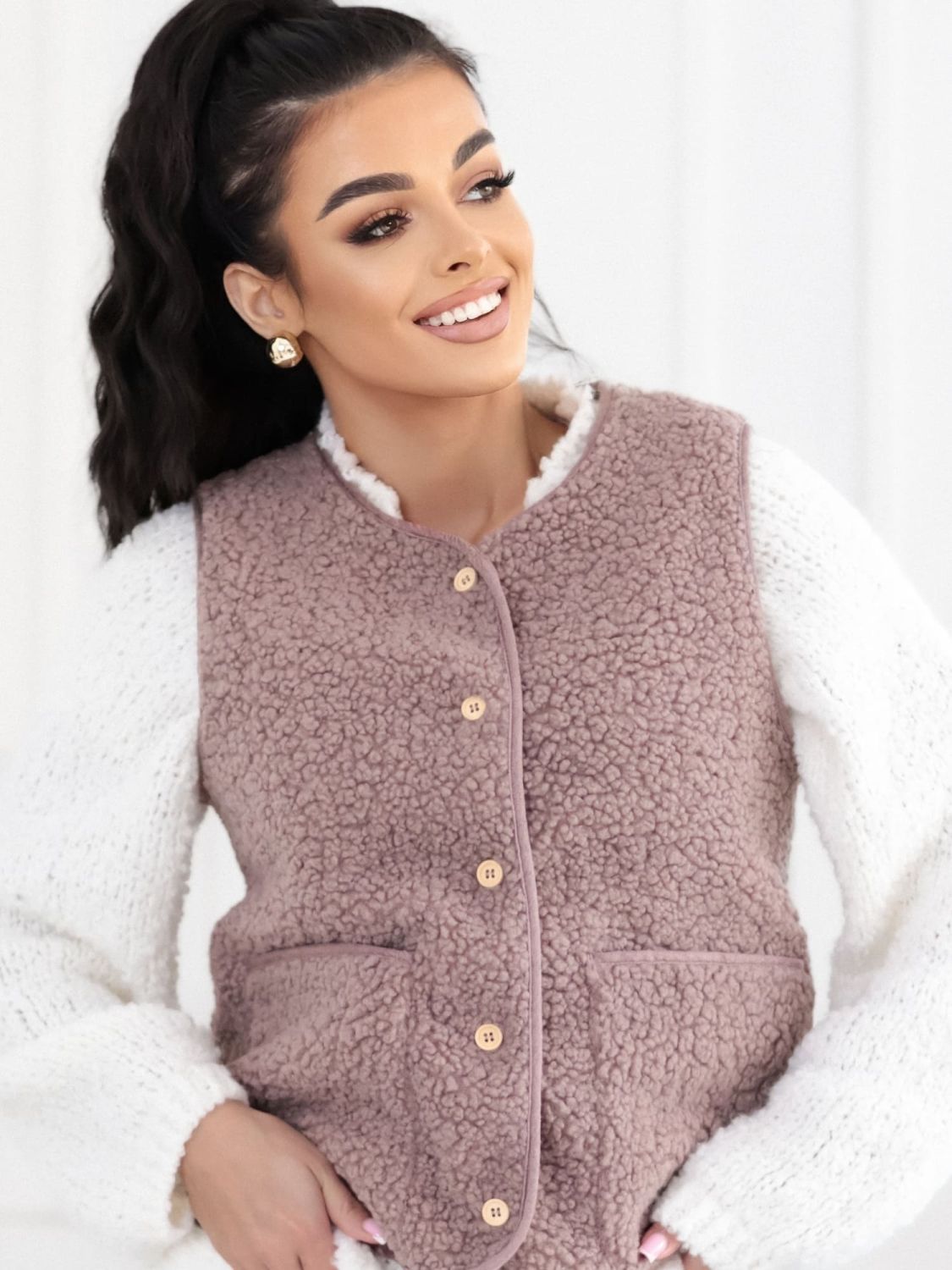 Bézs női szőrme mellény gombokkal