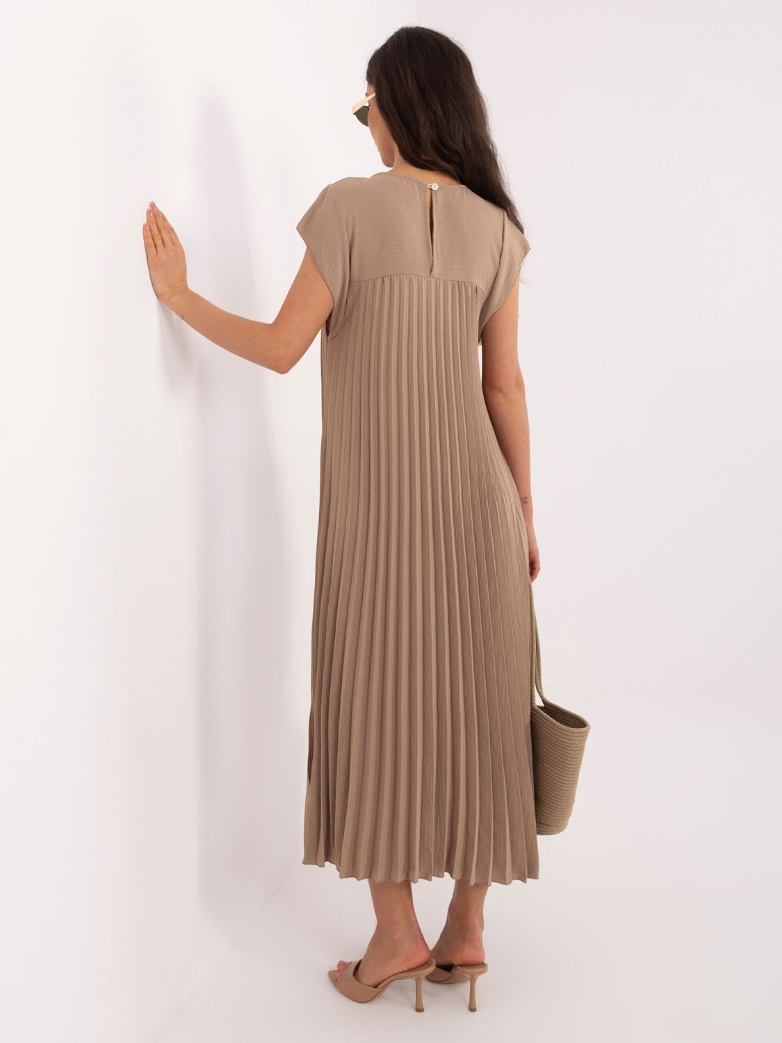 Sötétbézs színű midi koktélruha zsebekkel