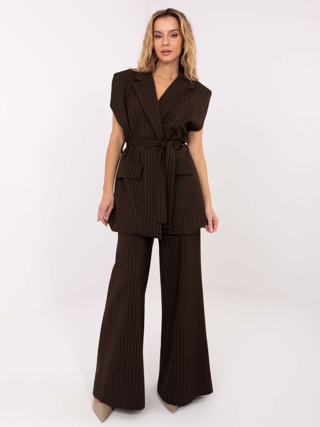 Elegáns barna csíkos mellény övvel