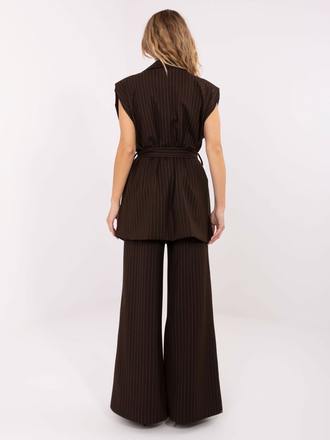 Elegáns barna csíkos mellény övvel