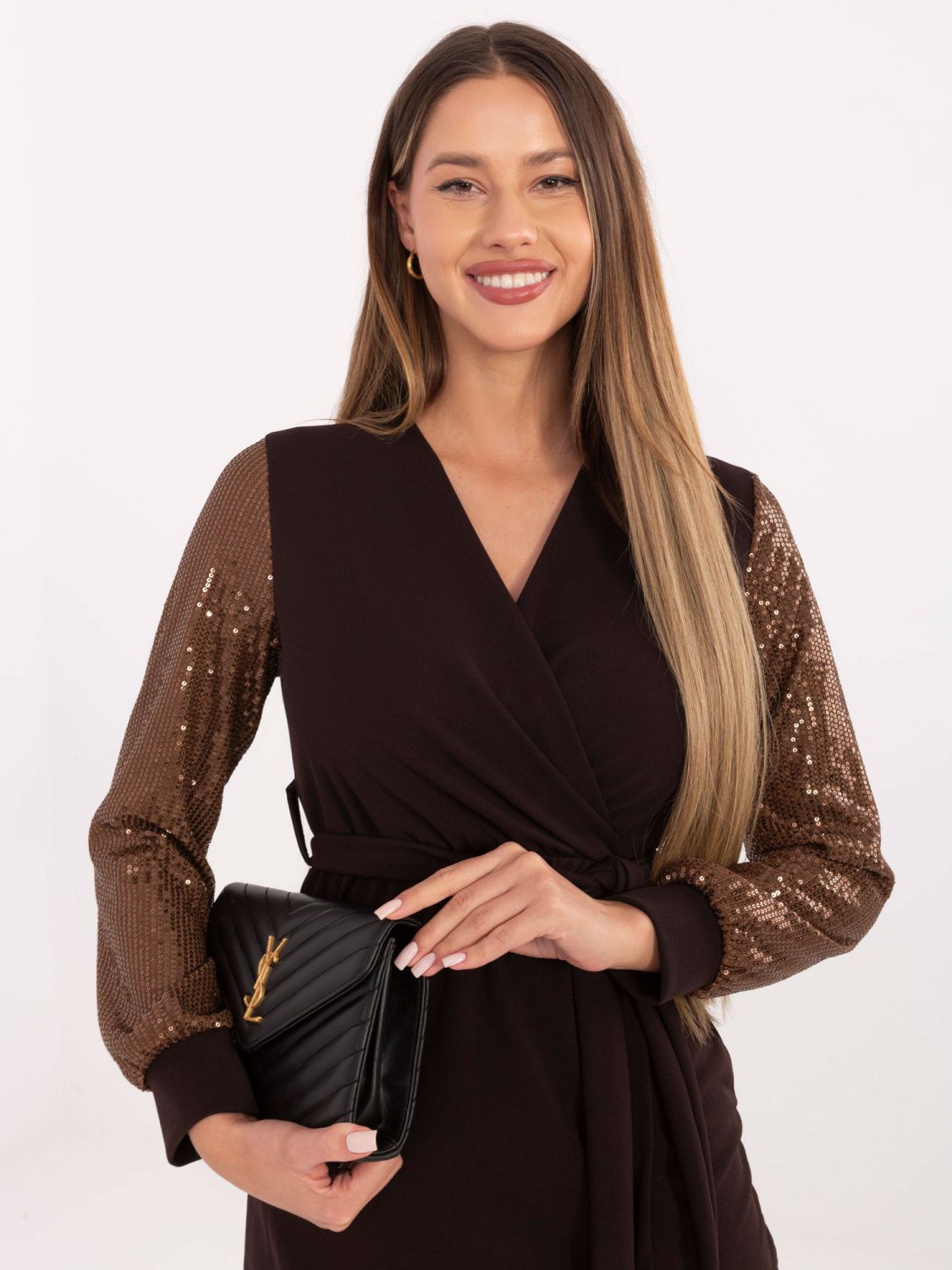 Elegáns mini ruha flitterekkel barna színben