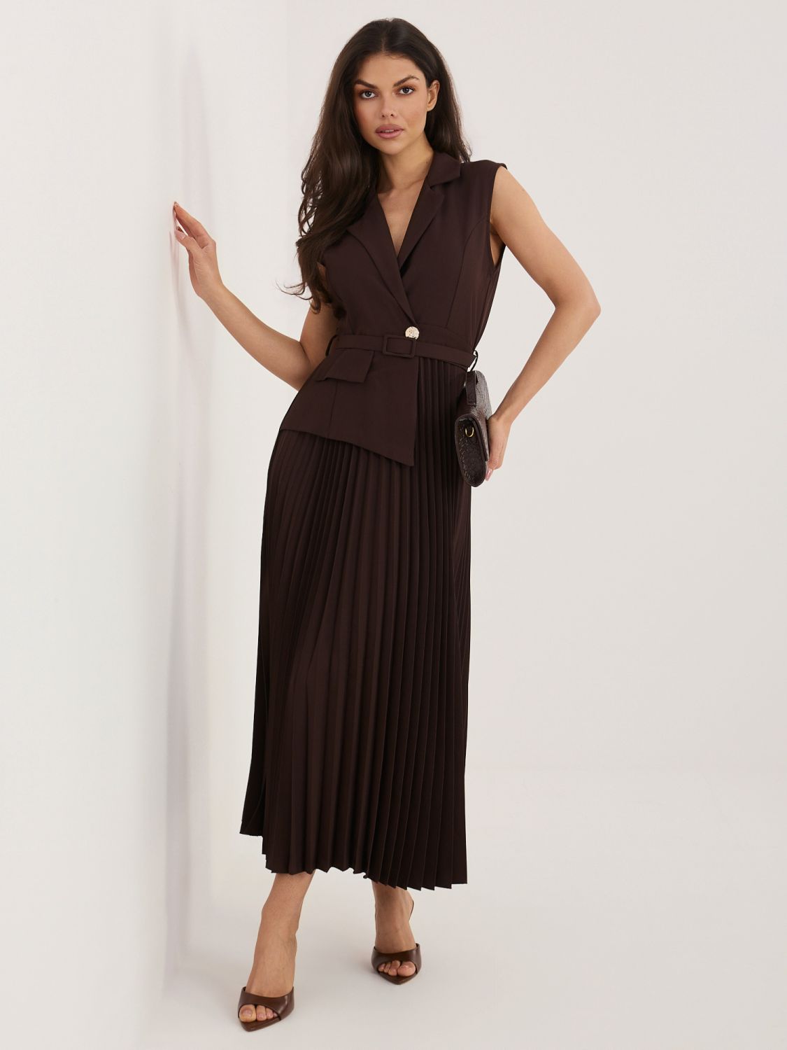 Elegáns barna színű midi ruha övvel és flitterekkel