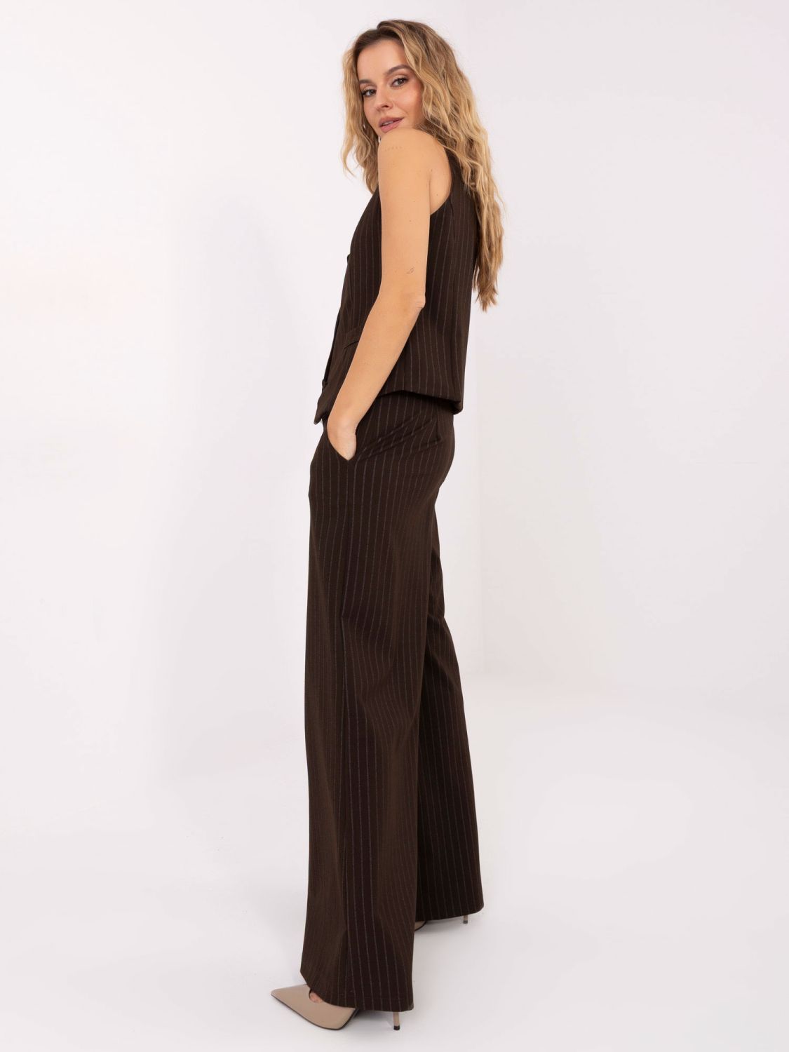 Elegáns, bő szárú barna színű csíkos nadrág