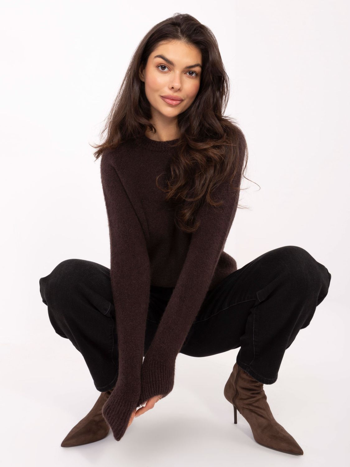 Barna színű alpaka pulóver kerek nyakkivágással