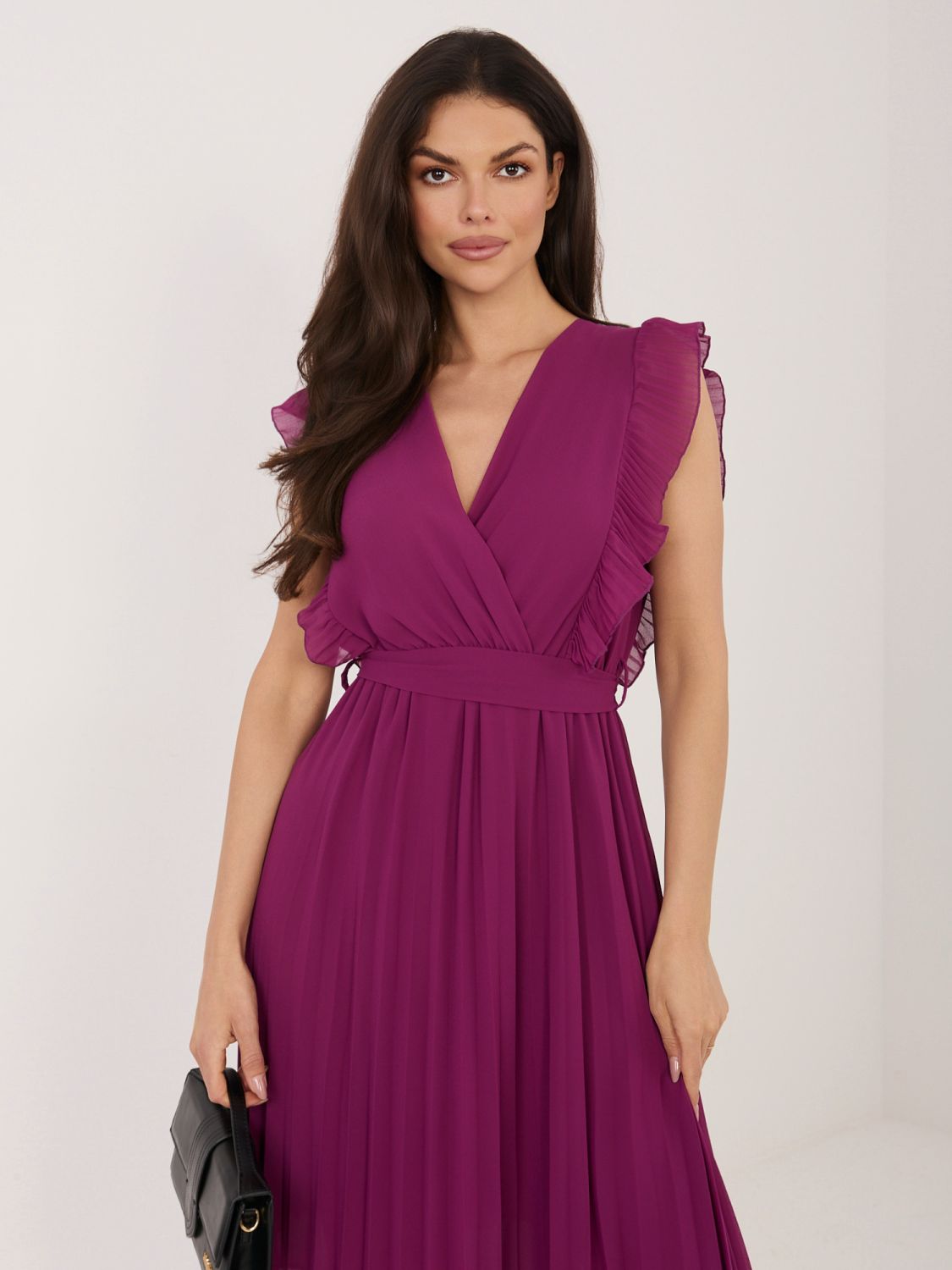 Sötétlila színű bővülő midi ruha övvel