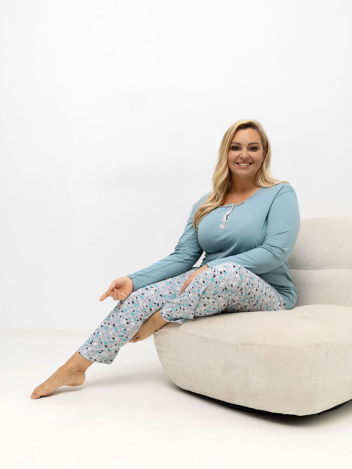 Női pamut pizsama virágmintával és gombokkal