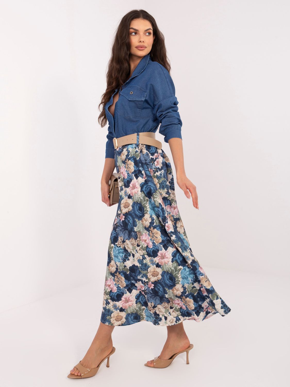 Elegáns virágmintás midi szoknya övvel - sötétkék színű