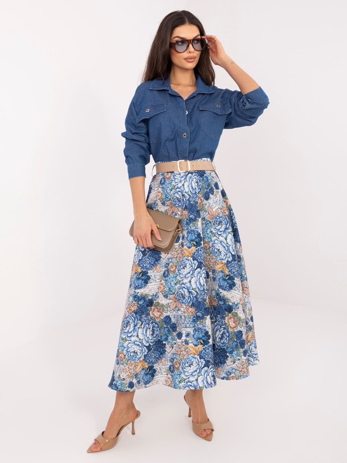 Elegáns virágmintás midi szoknya övvel - kék színű