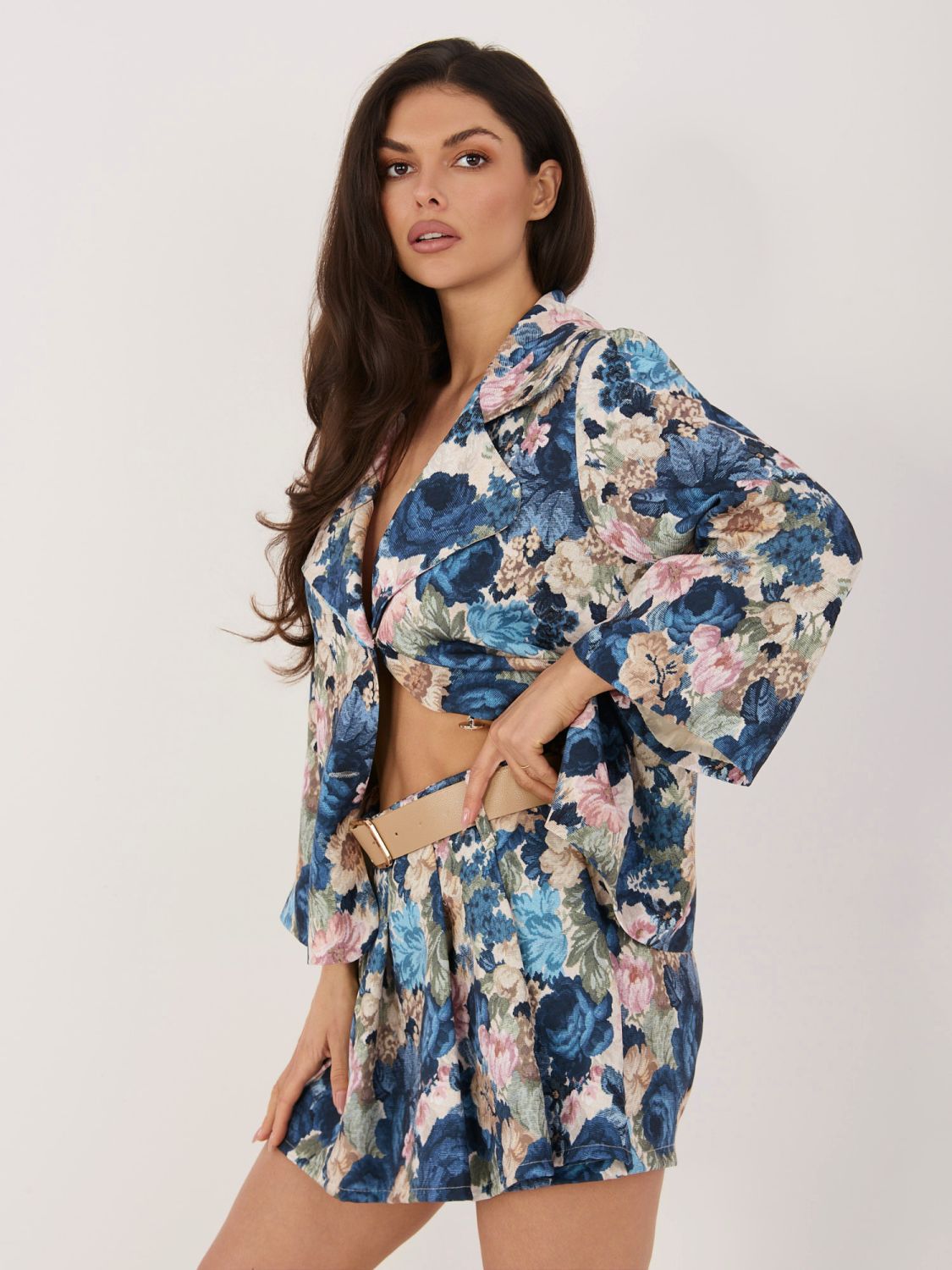 Sötétkék színű virágmintás bő szárú rövidnadrág övvel