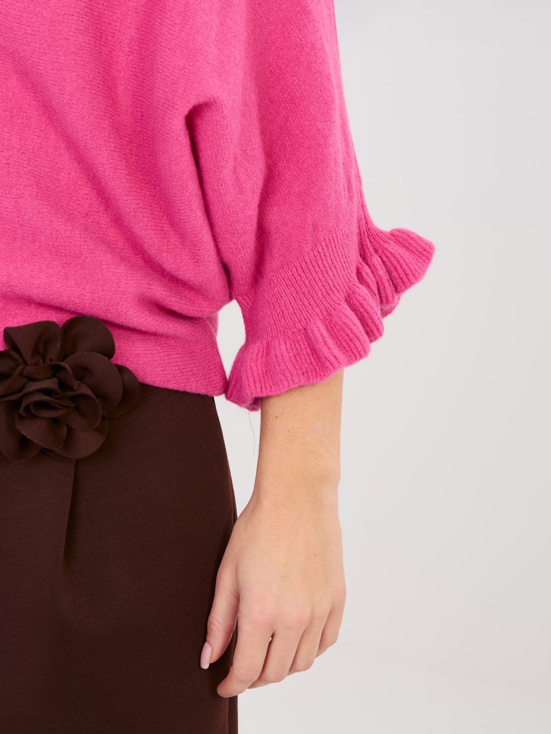 Rózsaszín pulóver 3/4-es ujjal és fodorral