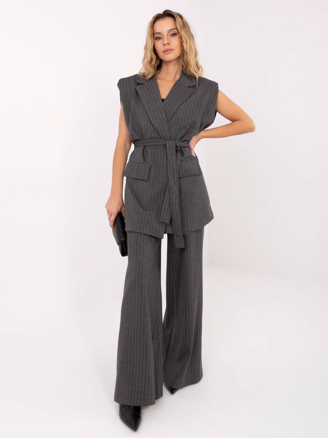 Elegáns szürke csíkos mellény övvel