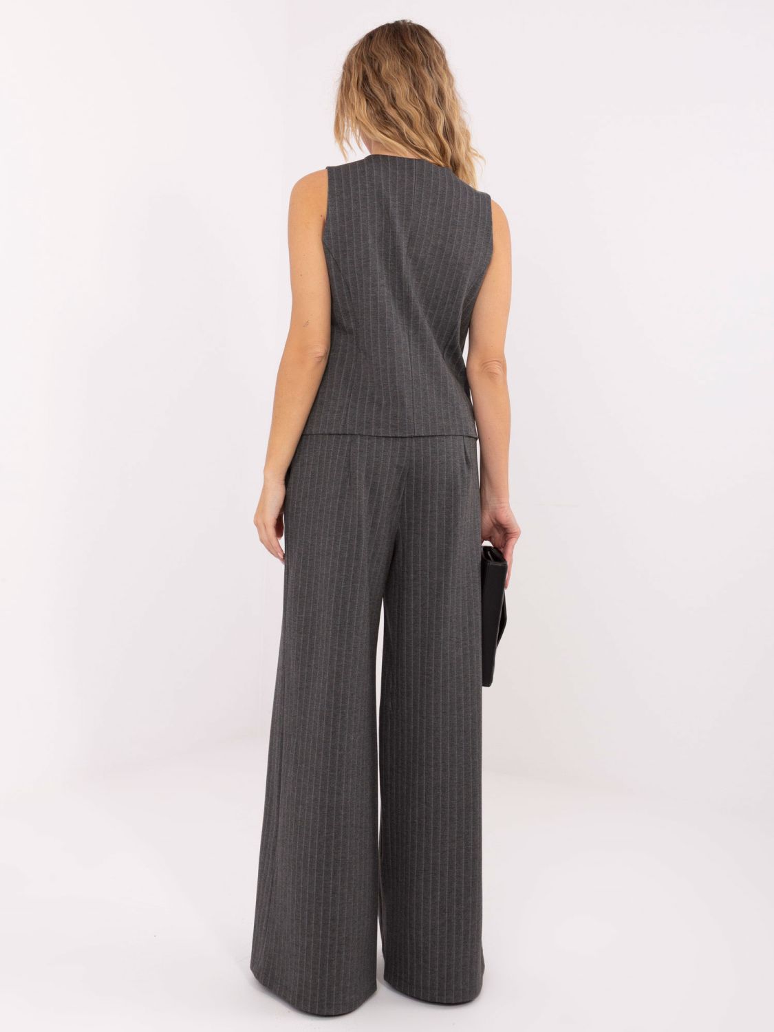 Elegáns, bő szárú csíkos nadrág, sötétszürke színben