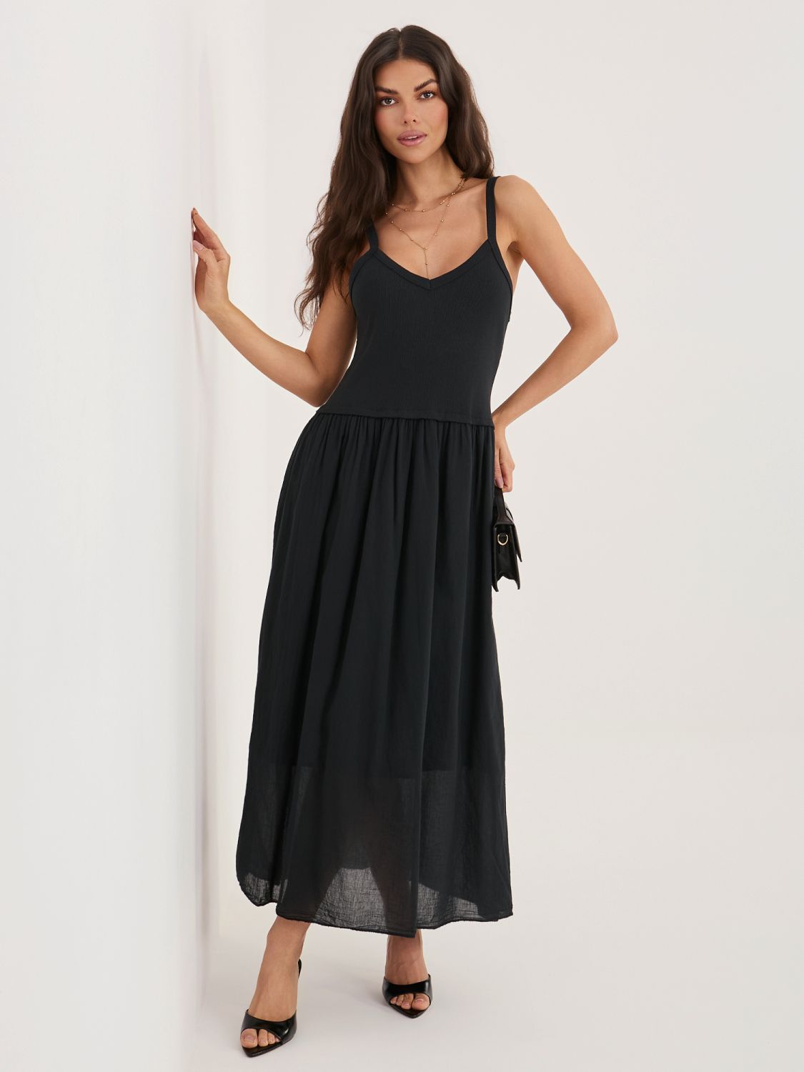 Fekete színű maxi nyári ruha vállpánttal