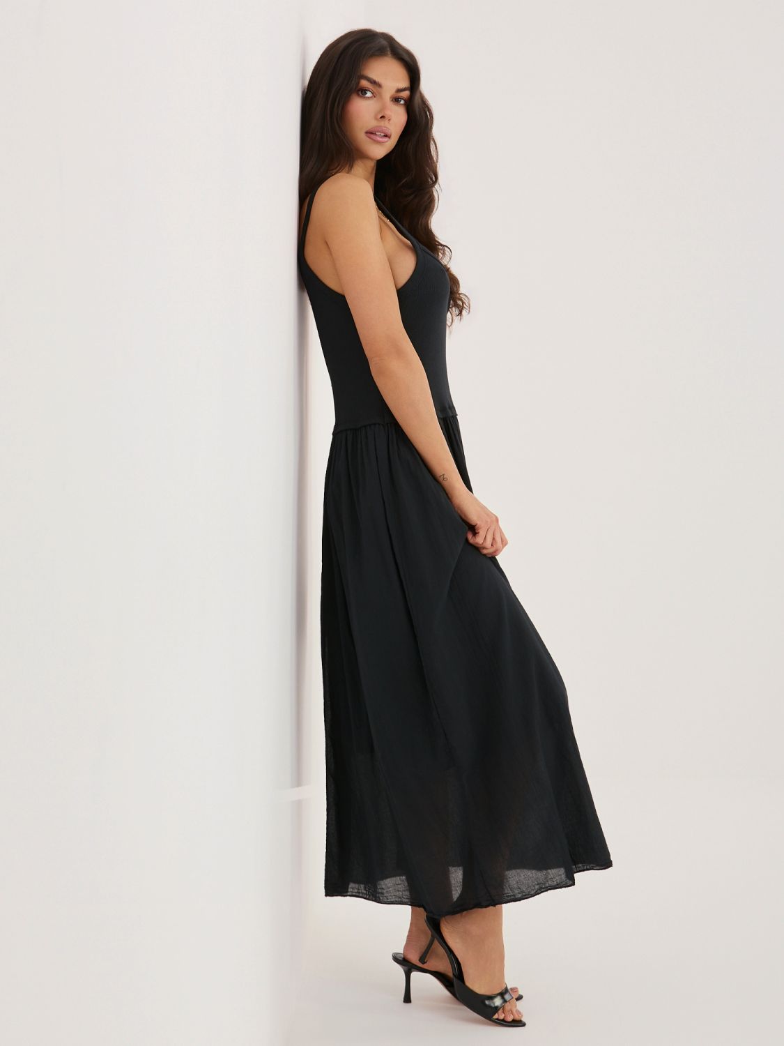 Fekete színű maxi nyári ruha vállpánttal