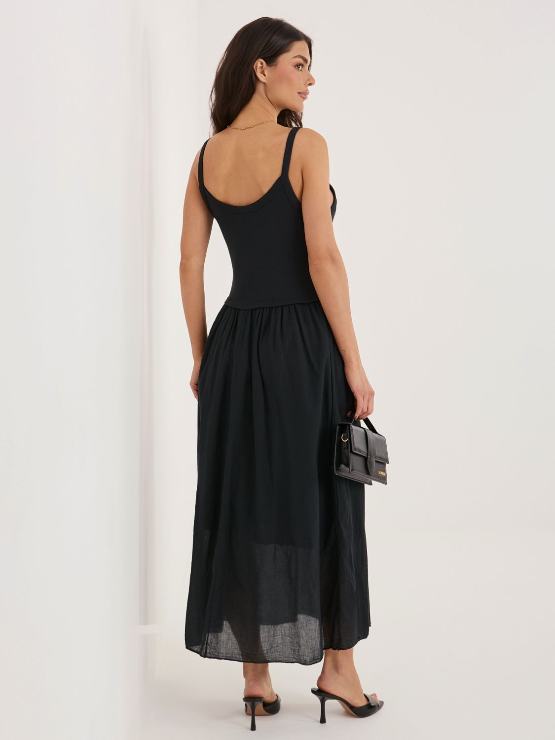 Fekete színű maxi nyári ruha vállpánttal
