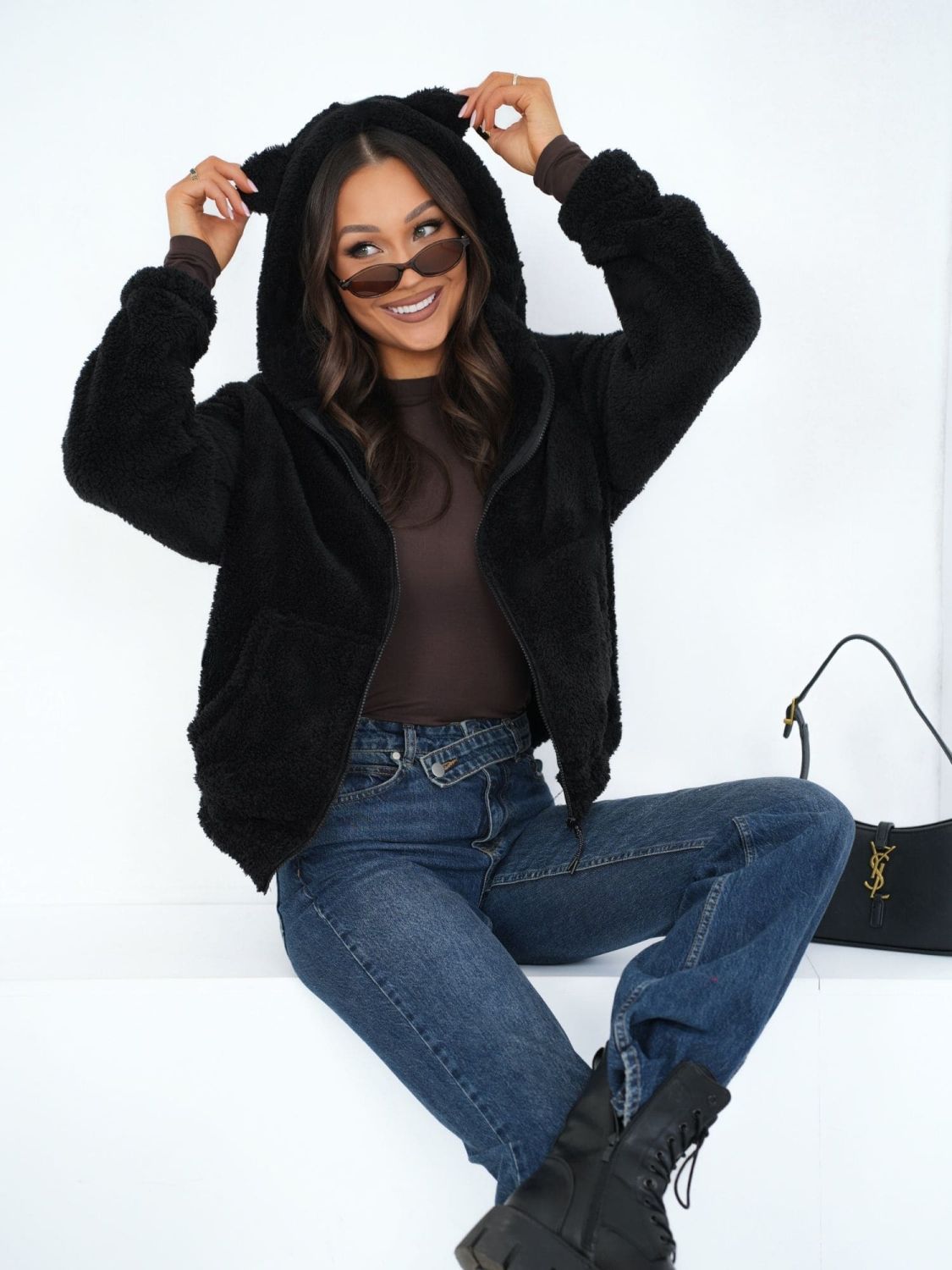 Fekete színű kapucnis szabadidőfelső cipzárral