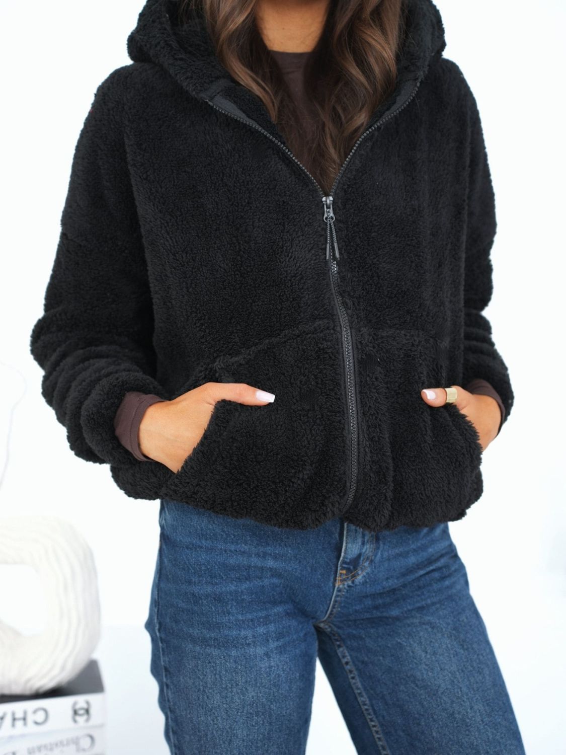 Fekete színű kapucnis szabadidőfelső cipzárral