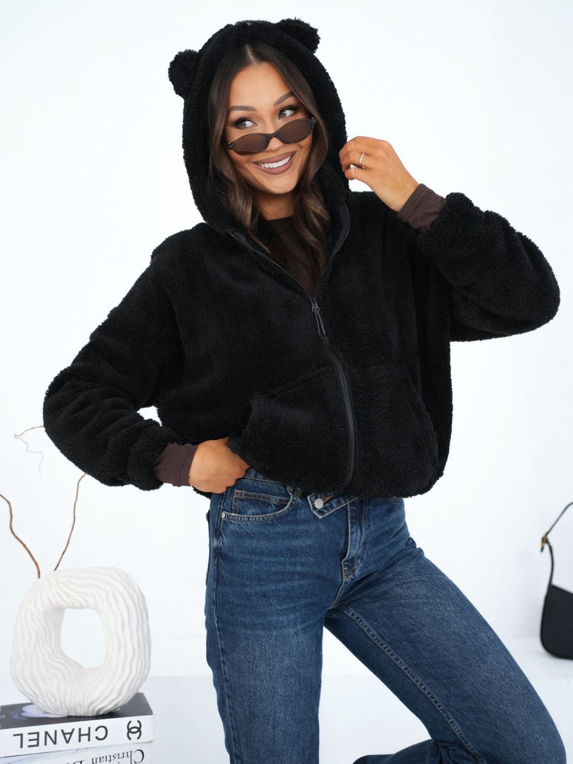 Fekete színű kapucnis szabadidőfelső cipzárral