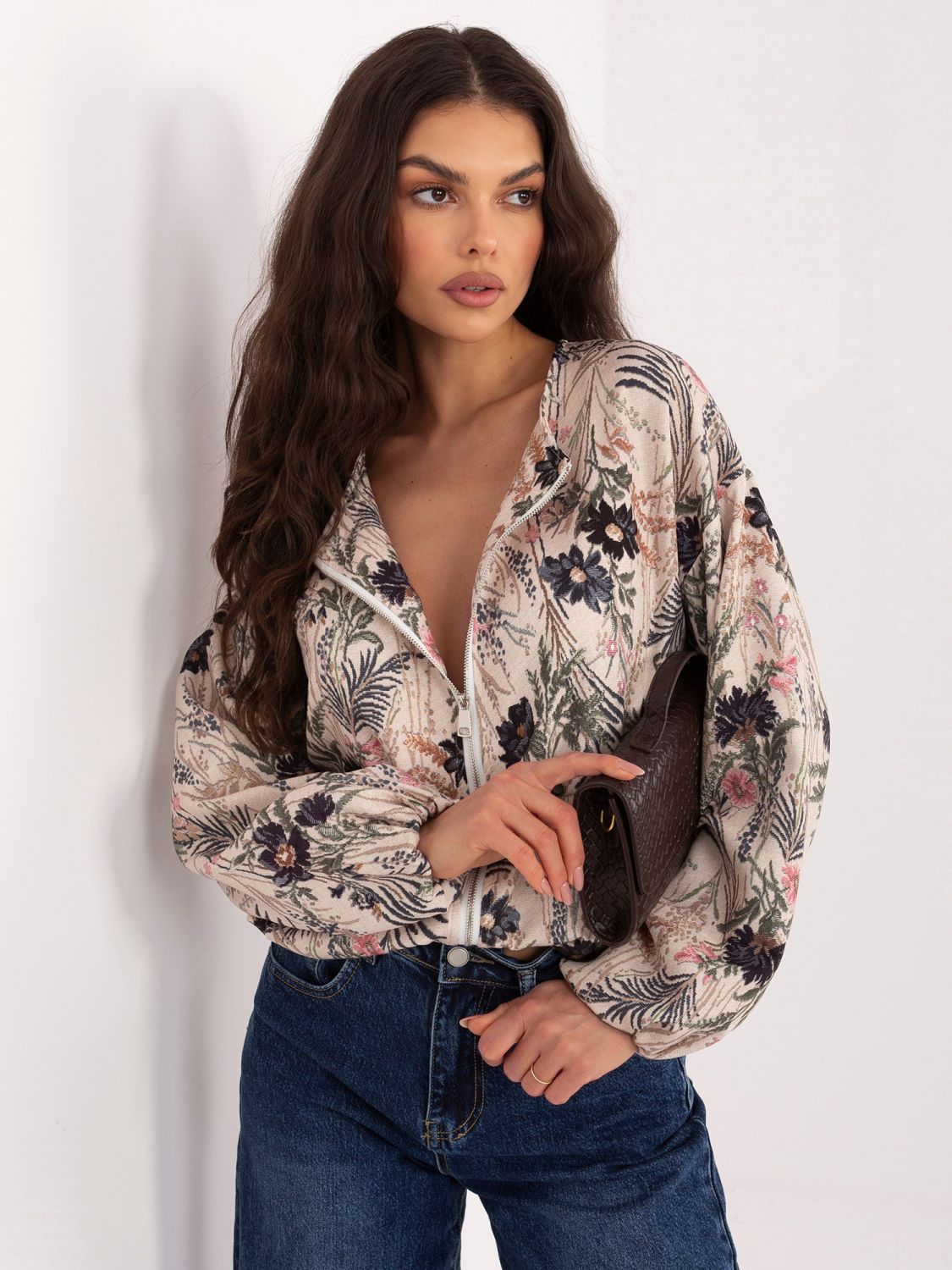 Fekete színű virágmintás bomberdzseki