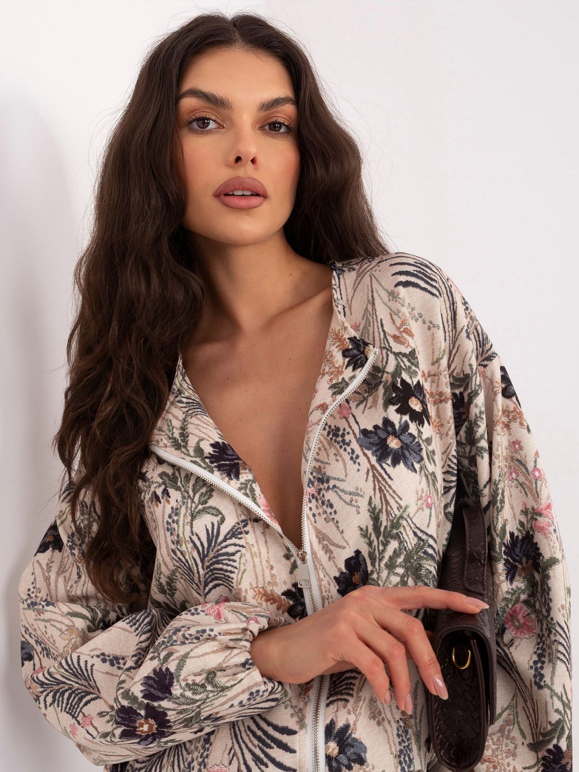 Fekete színű virágmintás bomberdzseki