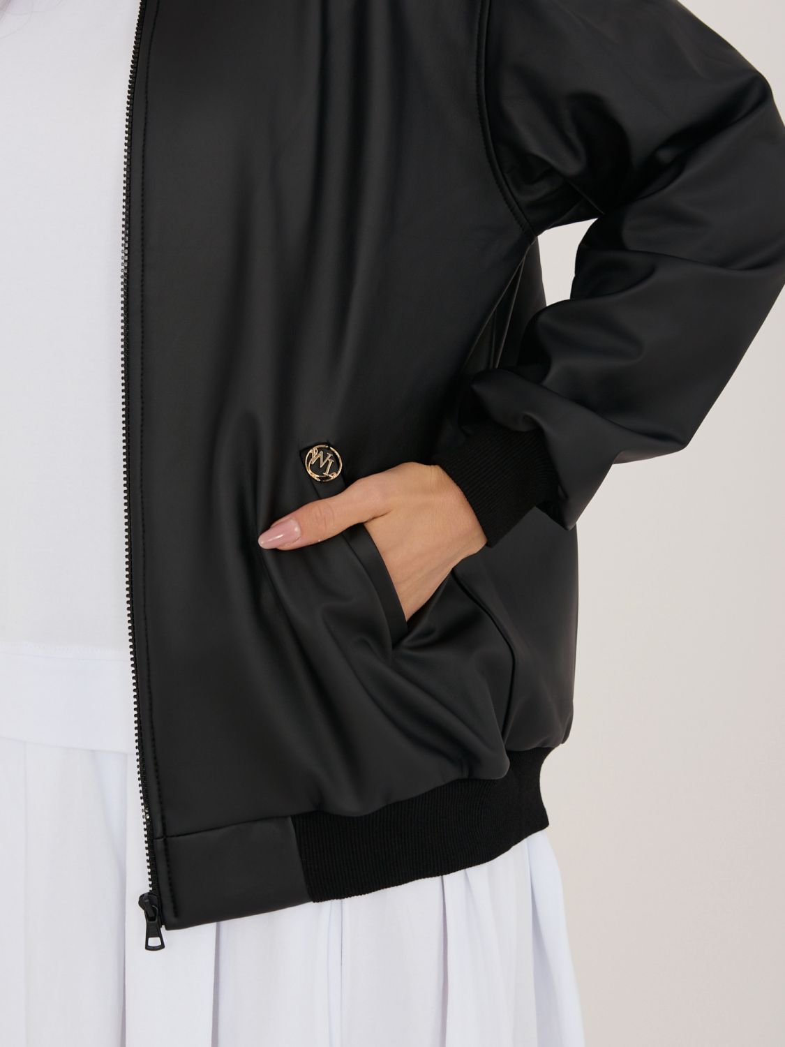 Fekete átmeneti műbőr dzseki állógallérral