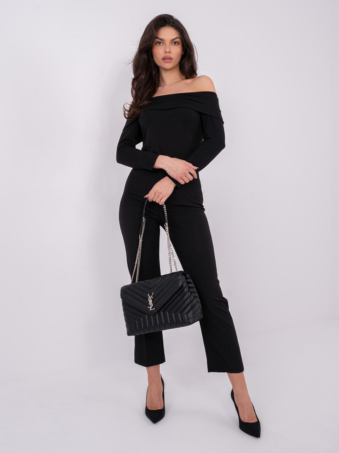 Fekete színű blúz nyitott vállrésszel és 3/4-es ujjakkal.