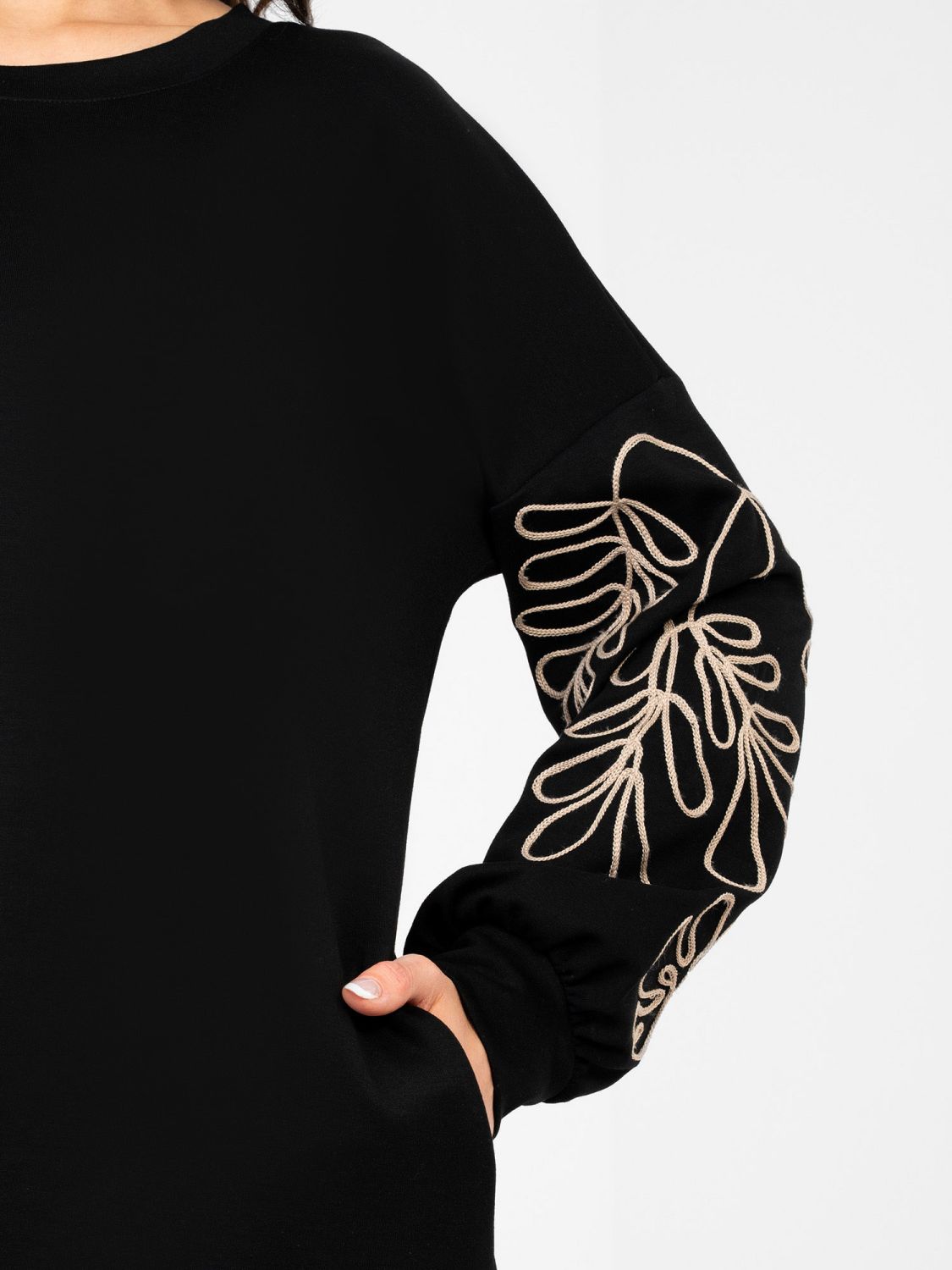 Fekete színű mini ruha hímzéssel és puffos ujjal