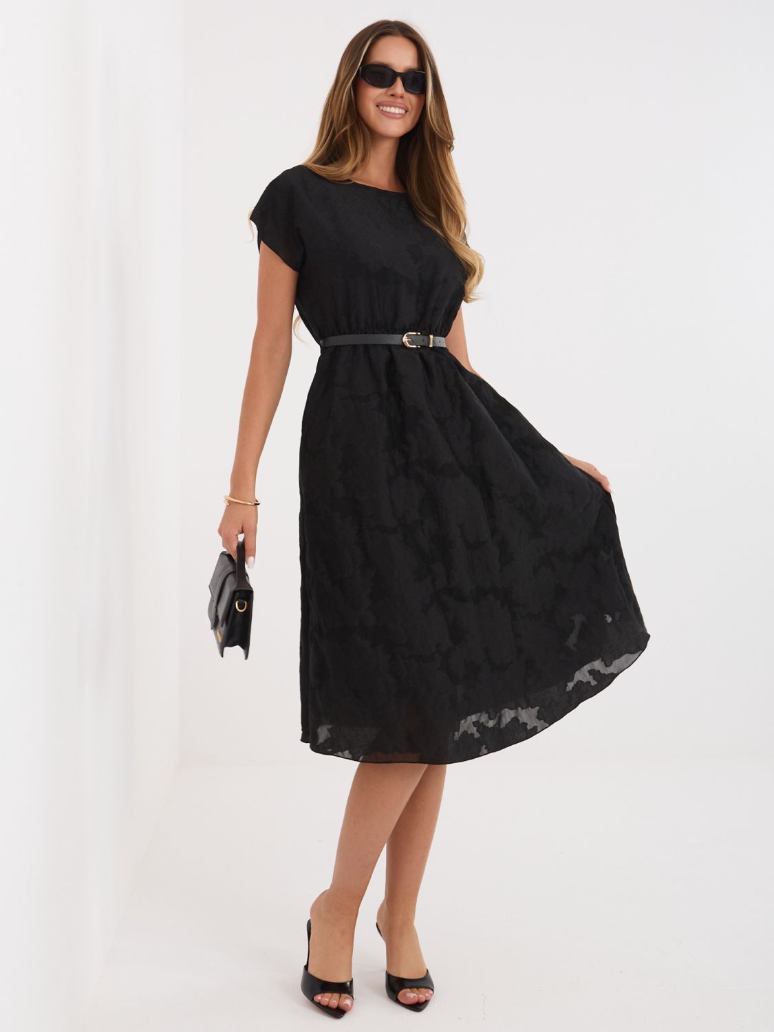 Fekete színű bővülő midi ruha övvel
