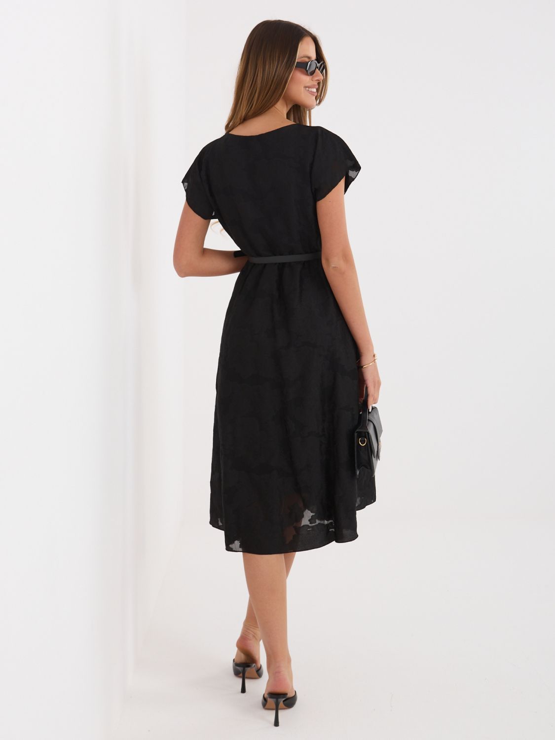 Fekete színű bővülő midi ruha övvel