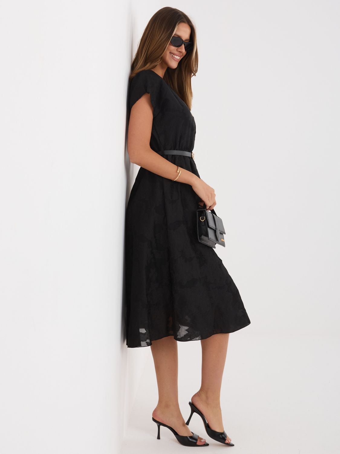 Fekete színű bővülő midi ruha övvel