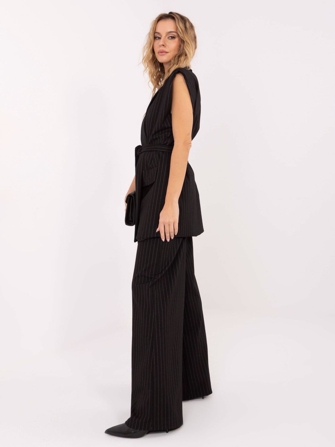 Elegáns fekete csíkos mellény övvel