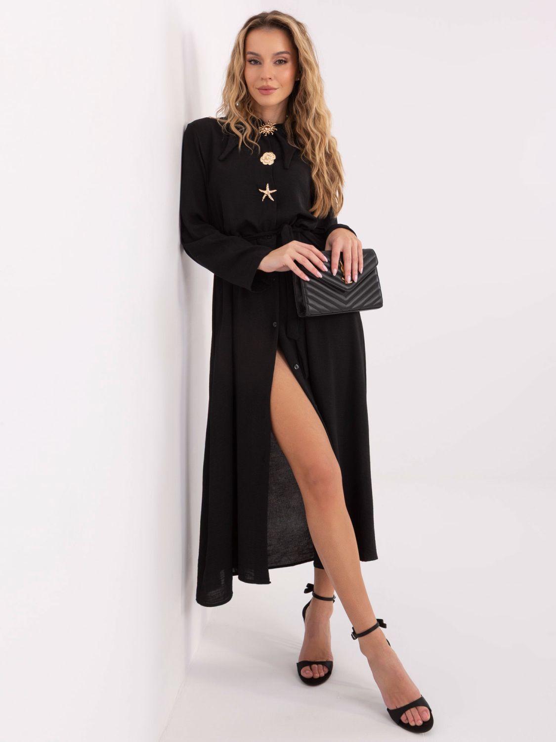 Fekete, bővülő fazonú midi ruha övvel és brossal
