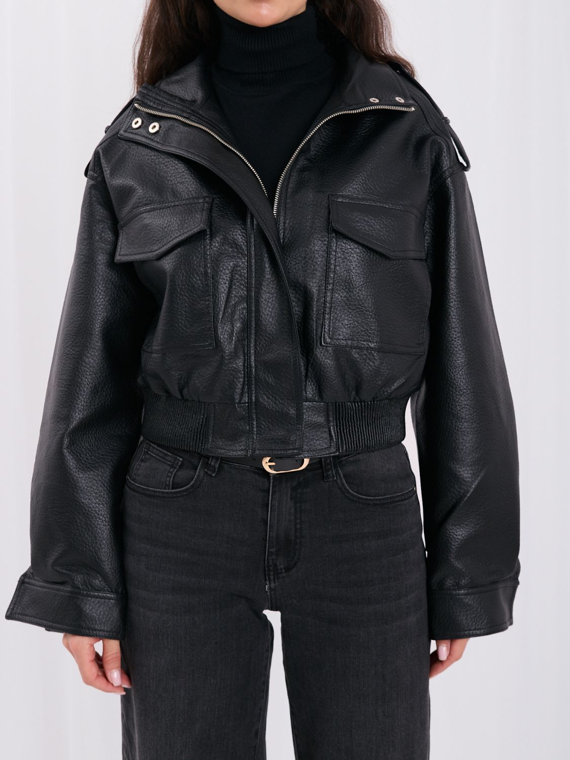 Rövid fekete színű műbőr dzseki állógallérral