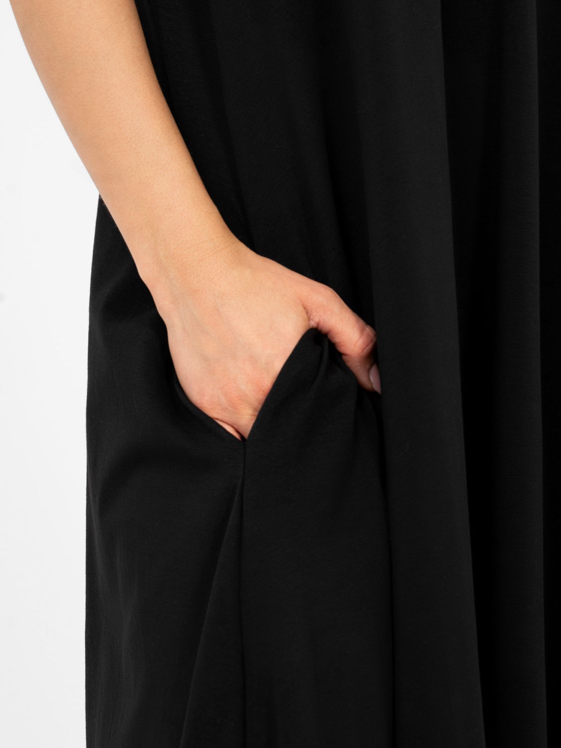 Fekete színű maxi nyári ruha V-nyakkivágással és zsebekkel