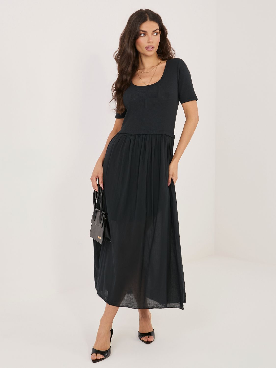 Fekete színű bővülő midi ruha béléssel