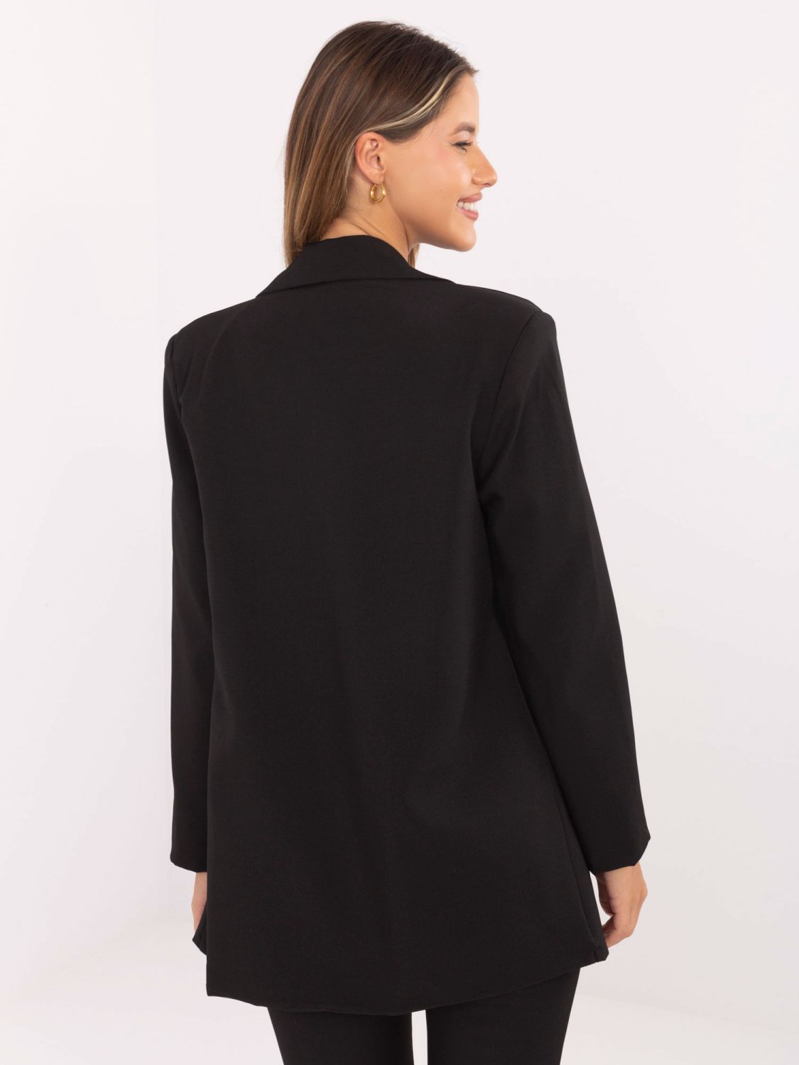 Elegáns fekete színű blézer béléssel és brossal