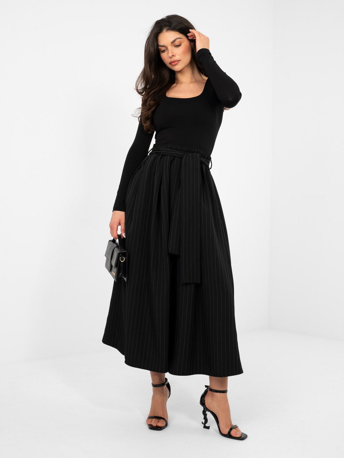 Fekete színű elegáns midi szoknya övvel és zsebekkel