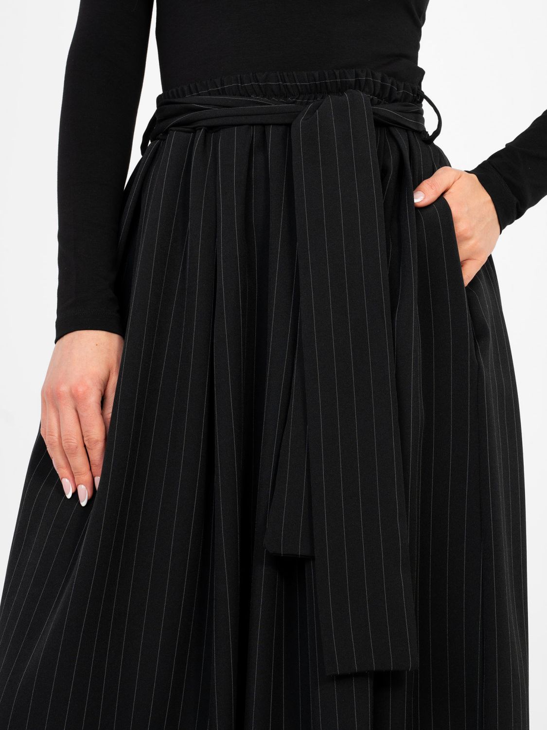 Fekete színű elegáns midi szoknya övvel és zsebekkel