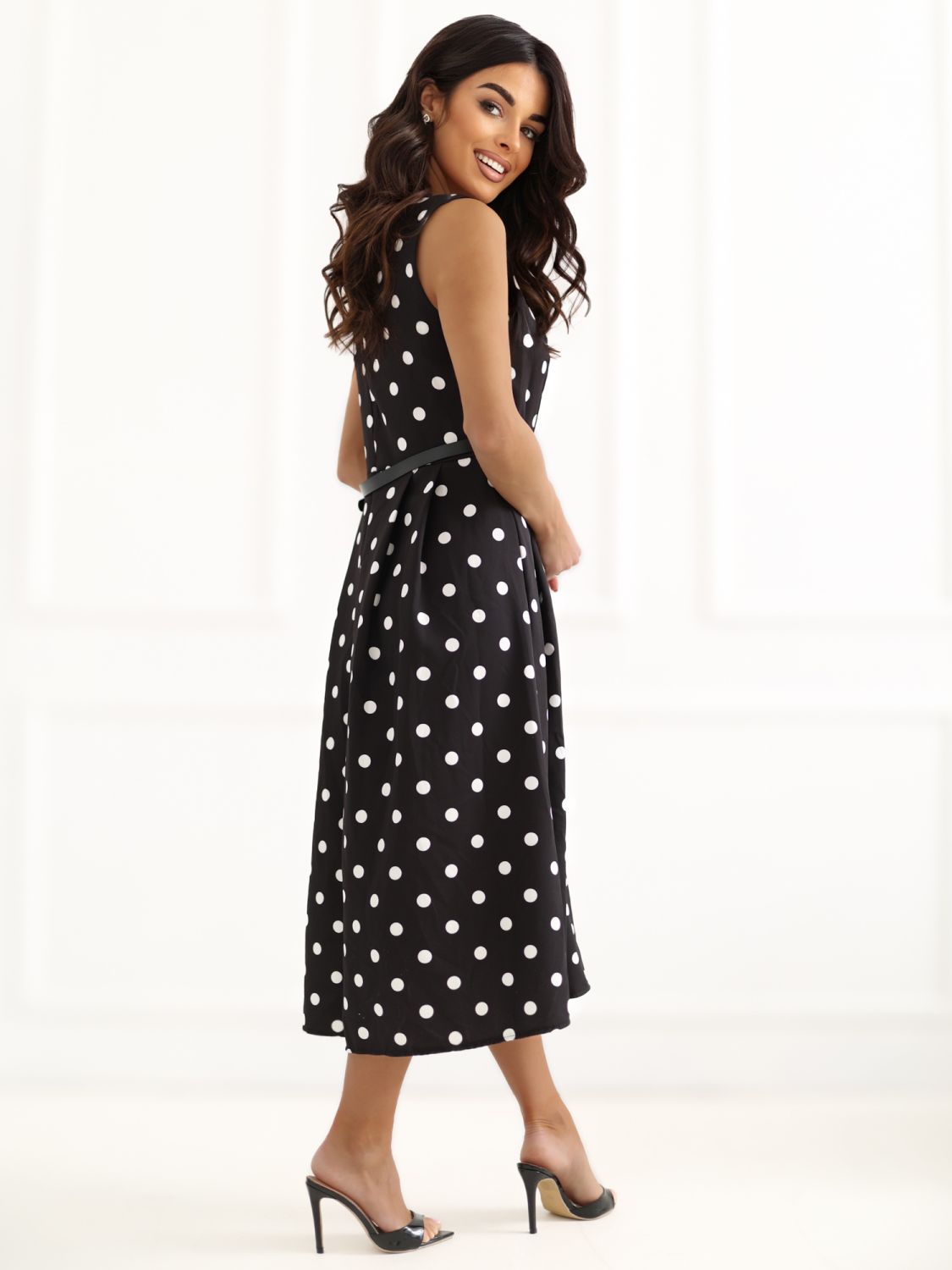 Fekete színű pöttyös midi ruha övvel