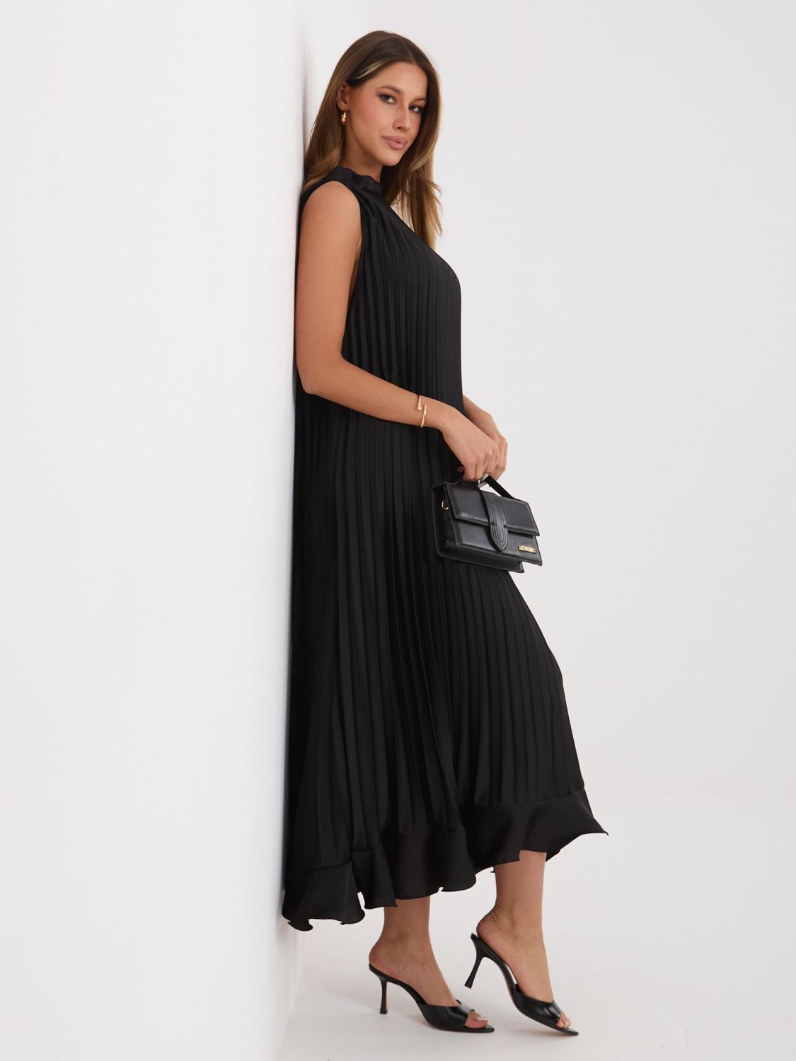 Fekete színű koktél midi ruha megkötővel és fodorral