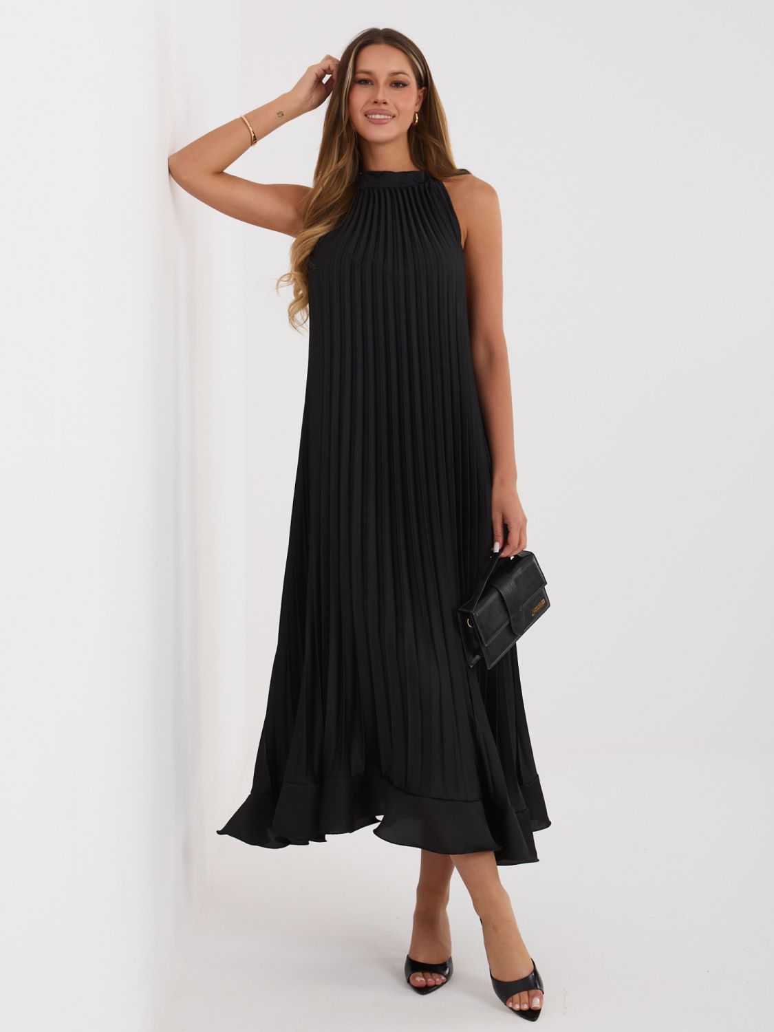 Fekete színű koktél midi ruha megkötővel és fodorral