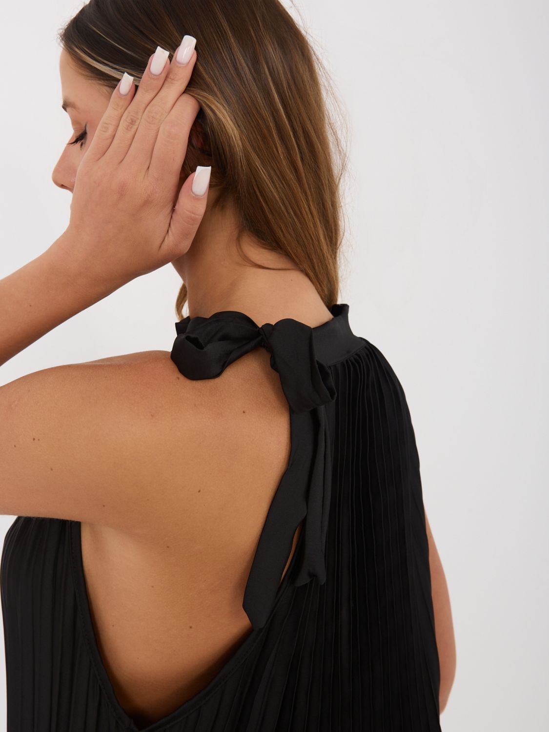 Fekete színű koktél midi ruha megkötővel és fodorral