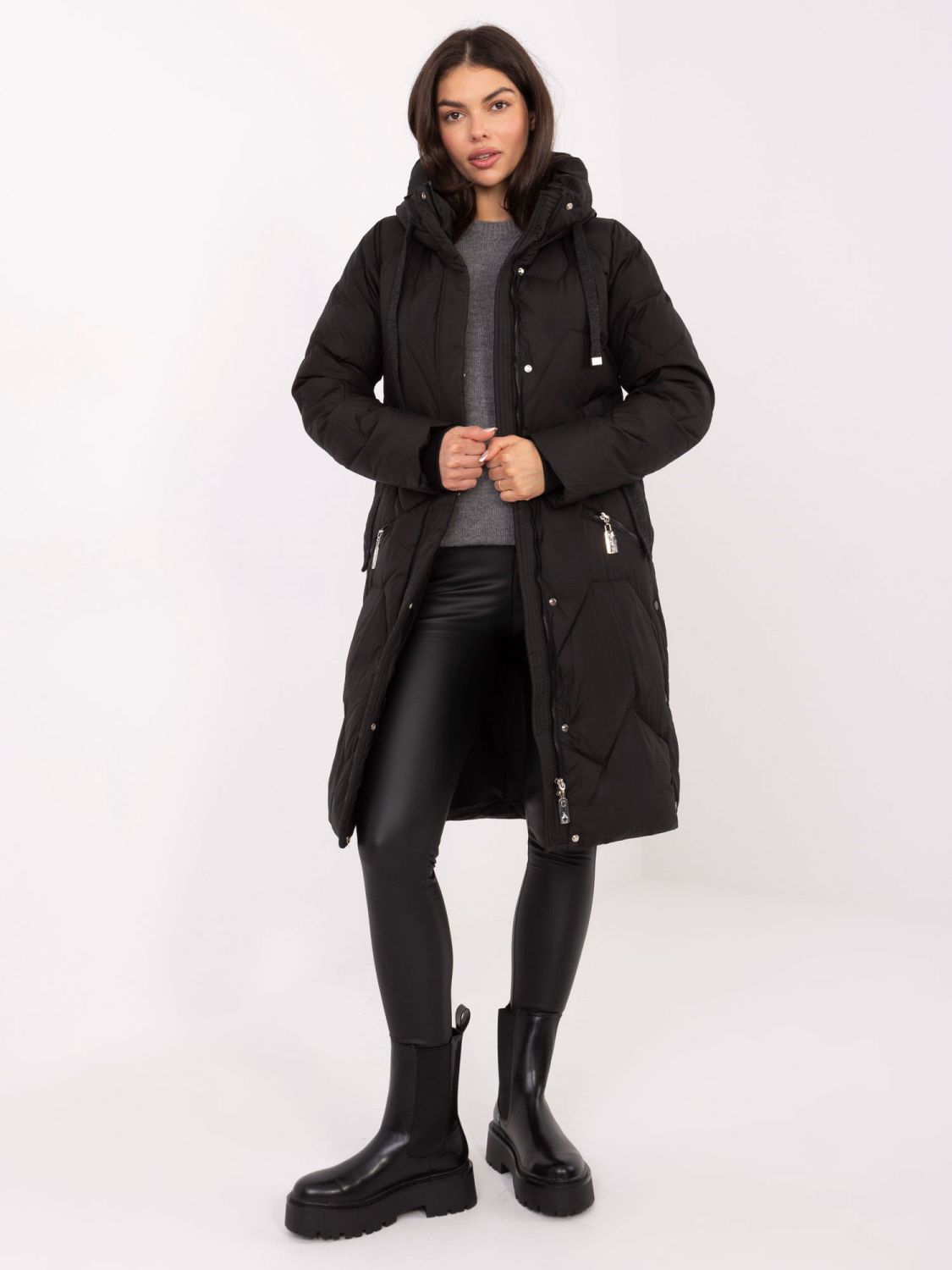 Hosszú fekete színű steppelt kabát kapucnival