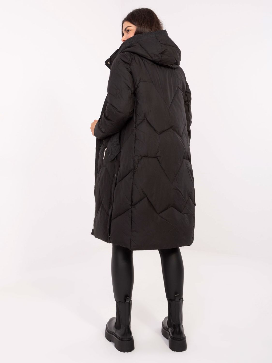 Hosszú fekete színű steppelt kabát kapucnival