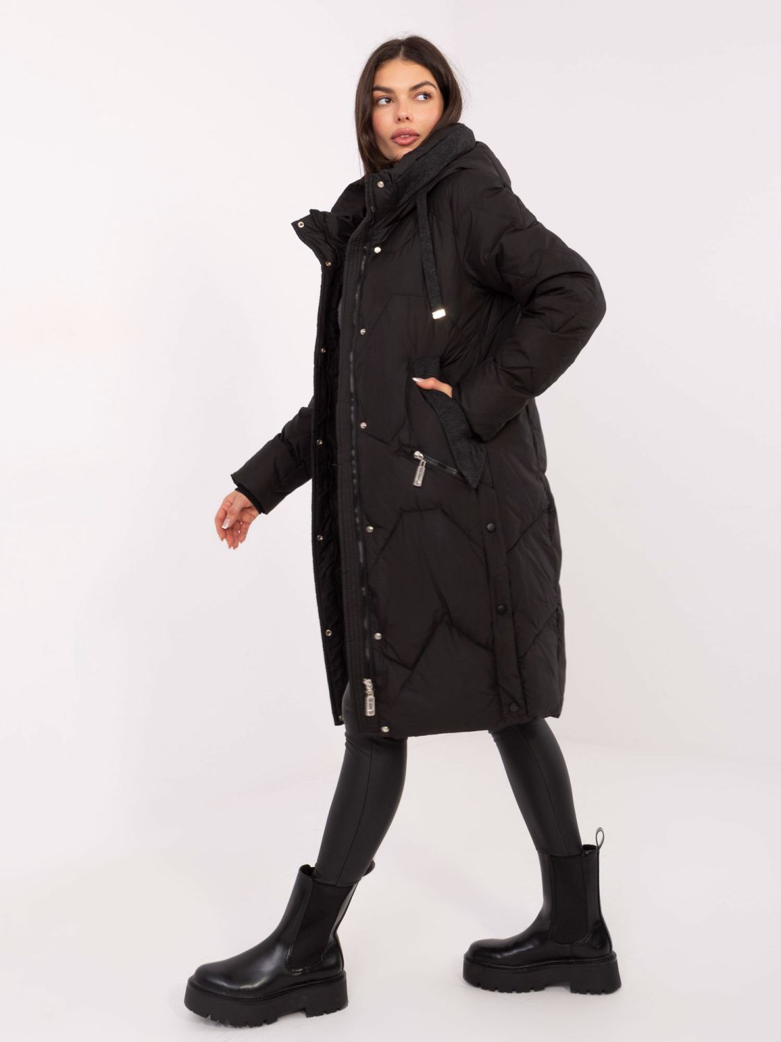 Hosszú fekete színű steppelt kabát kapucnival