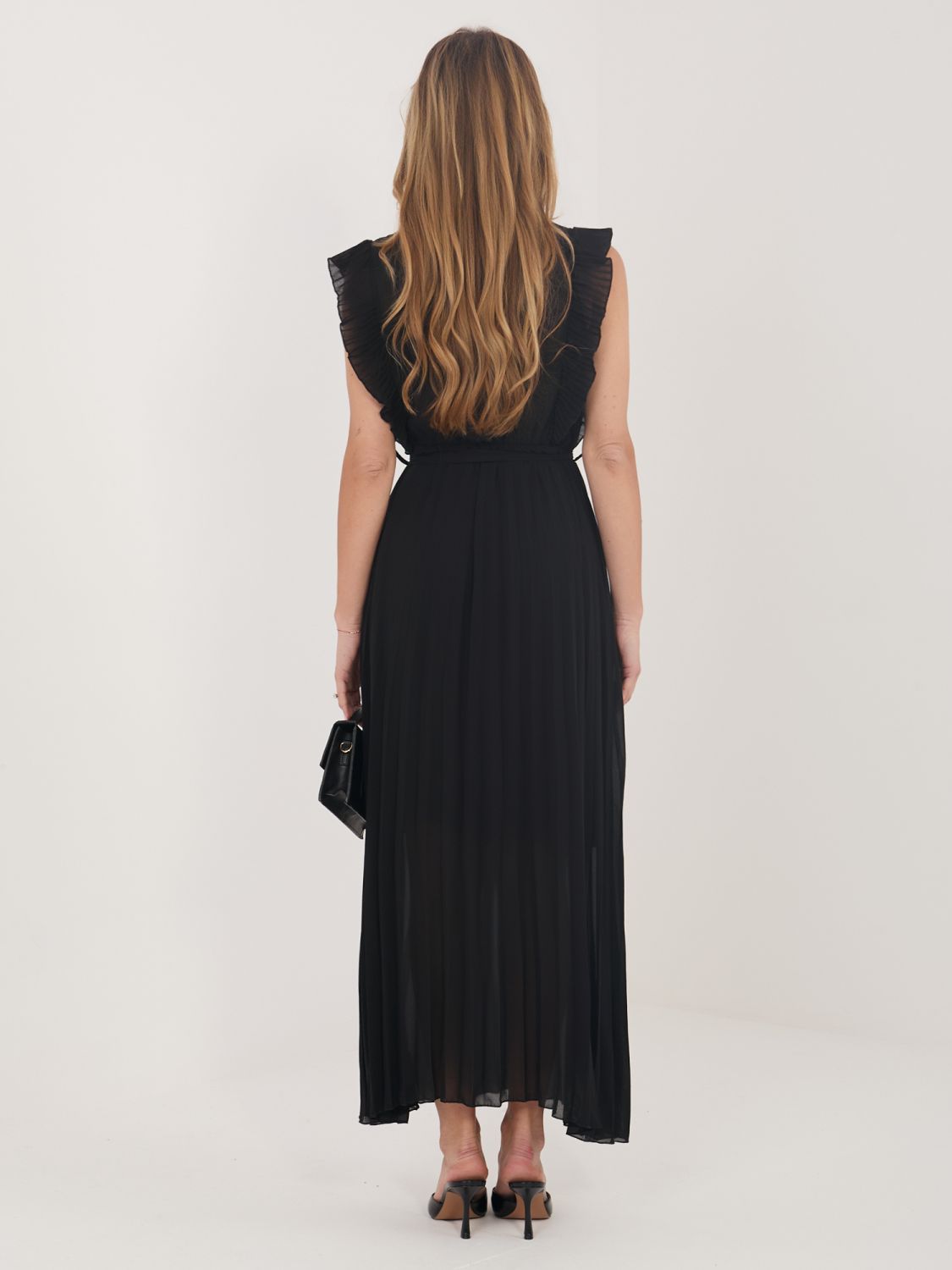 Fekete színű bővülő midi ruha övvel