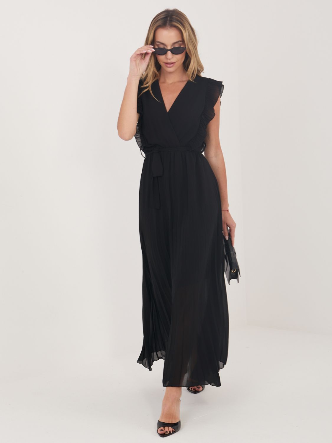 Fekete színű bővülő midi ruha övvel