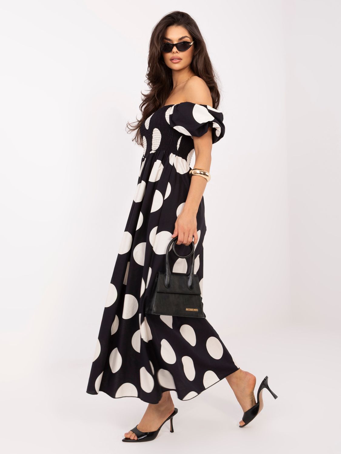 Fekete színű maxi ruha pöttyökkel és vállat szabadon hagyó nyakkivágással